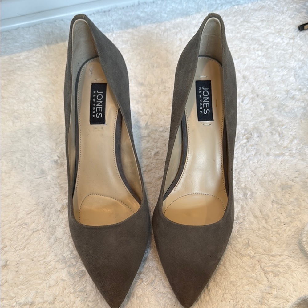 Jones New York Gray Heeled Pumps